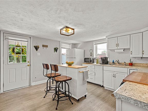 4th image of 625 Franklin Ave