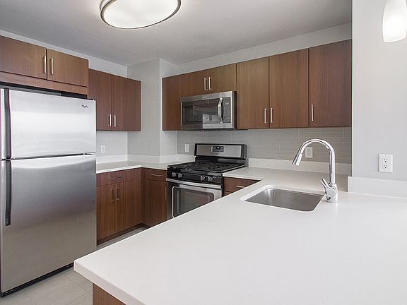 4th image of 282 11th Ave APT 810