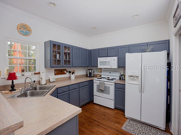 5th image of 16 Pine Burr Road E UNIT 8