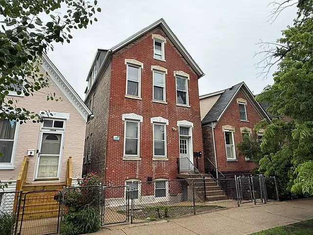 1910 N Leavitt St #G — Photo 9