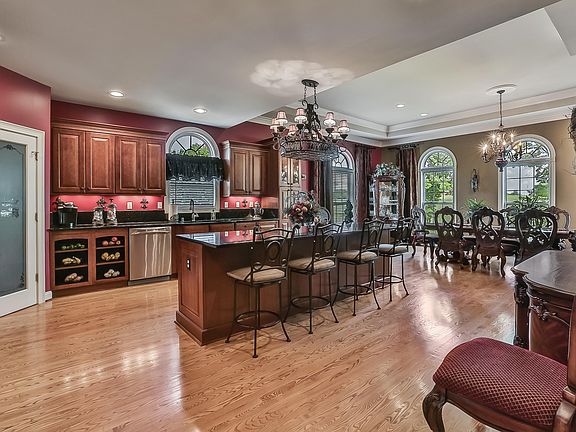4th image of 165 Blossom Cir