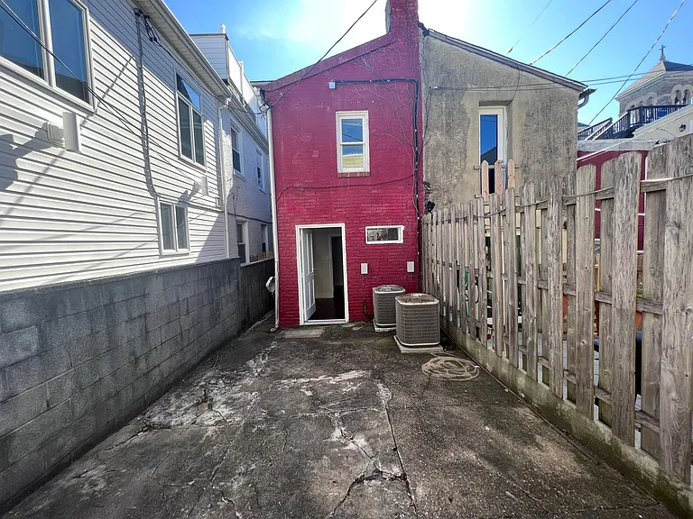 2104 Bank St — Photo 31
