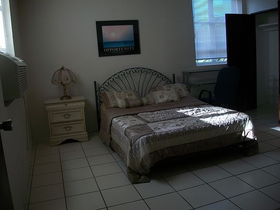 BIG BEDROOM & CLOSET