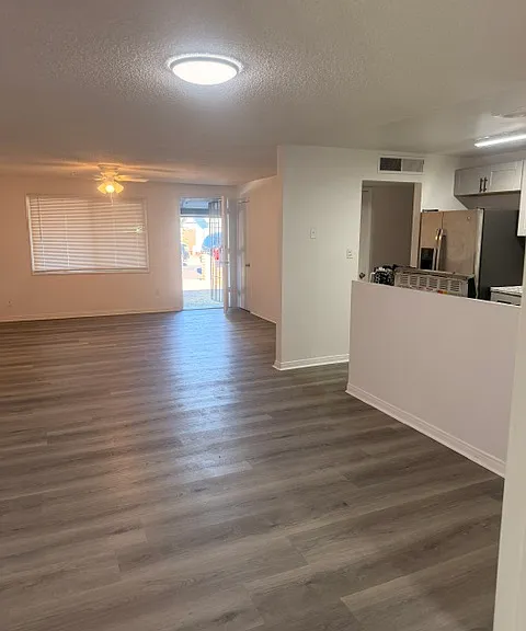 1620 N 61st Ave — Photo 5