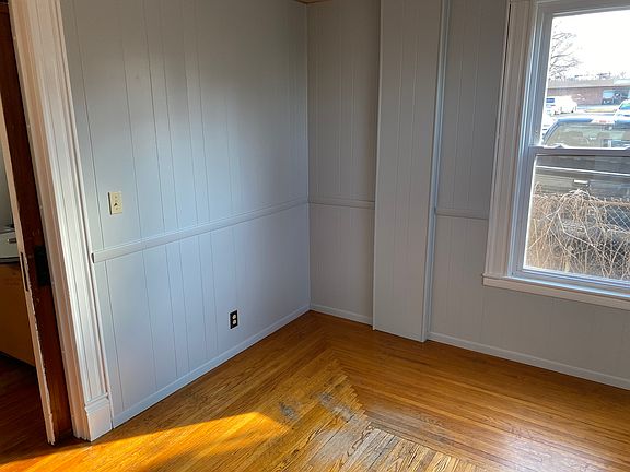 3rd image of 116 Linden Ave NE Floor 1