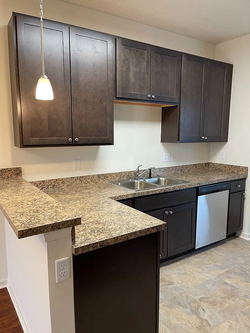 Two Master Suite Apartment Townhouse — Photo 4