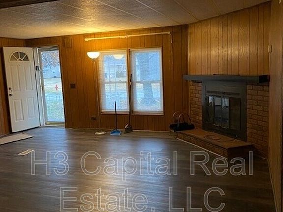4th image of 3990 Lake St
