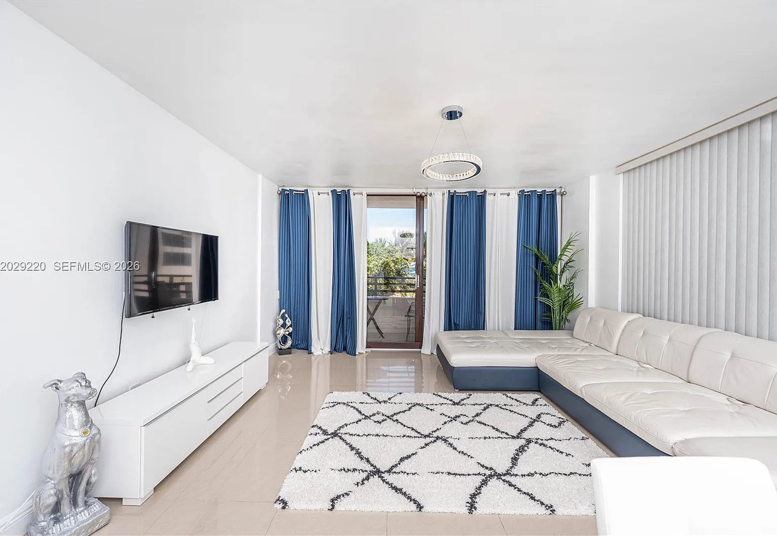 Alexander Towers Condo — Photo 3