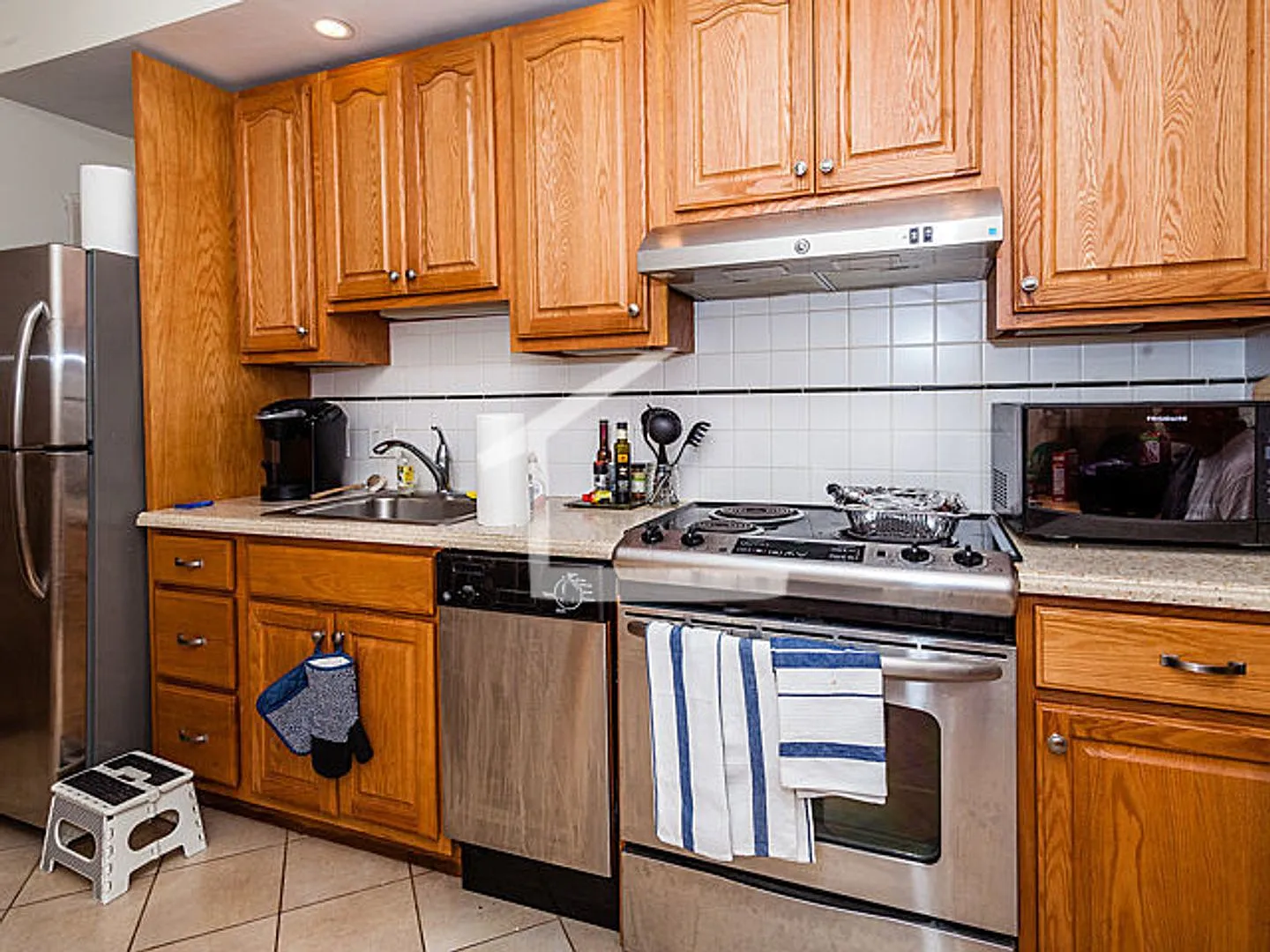 Nicely renovated, pet friendly 2 bed in the heart of Beacon Hill. — Photo 1