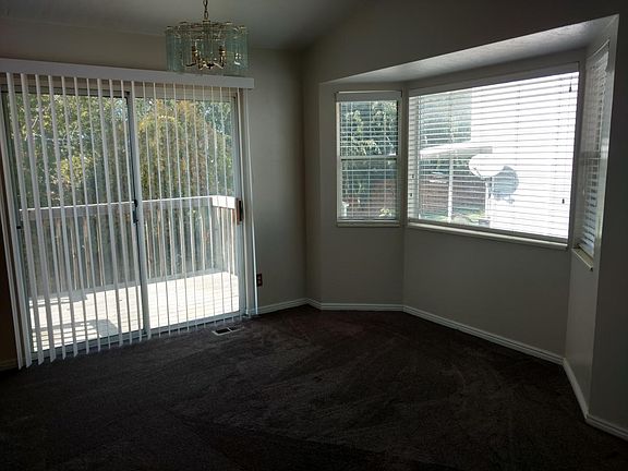 Main floor dining with bay windown