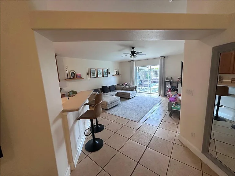 824 Greenleaf Cir — Photo 7