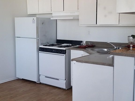 3rd image of 8437 Cedros Ave #104