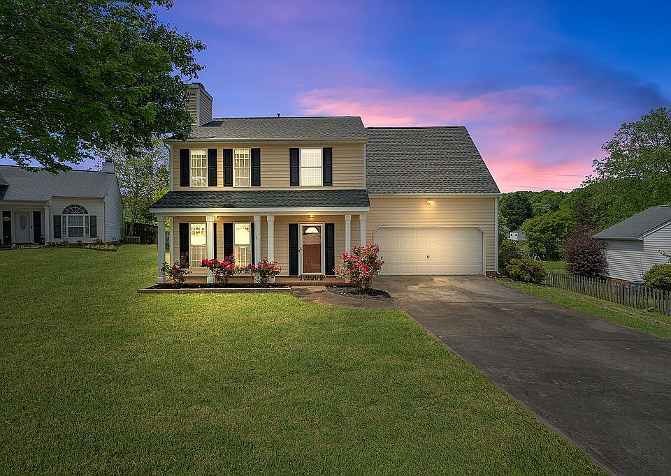 1st image of 8 Woodmore Ct