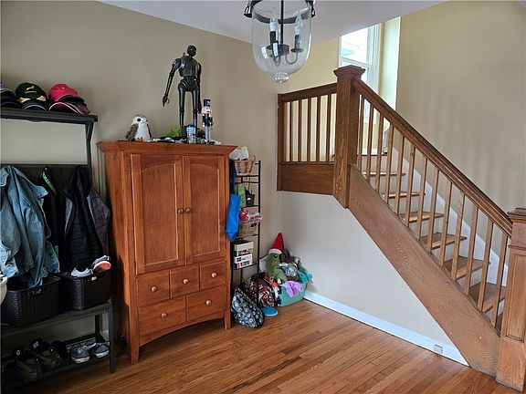 5th image of 493 Benton St