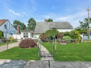 6 Pintail Ln, Levittown, NY 11756