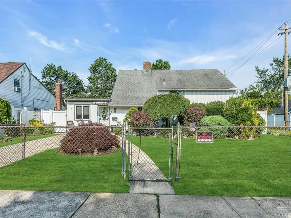 6 Pintail Lane, Levittown, NY 11756