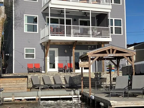 376 Bellevue Ave, Lake Orion, MI 48362