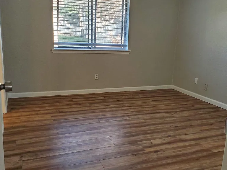 202 McElroy St — Photo 11