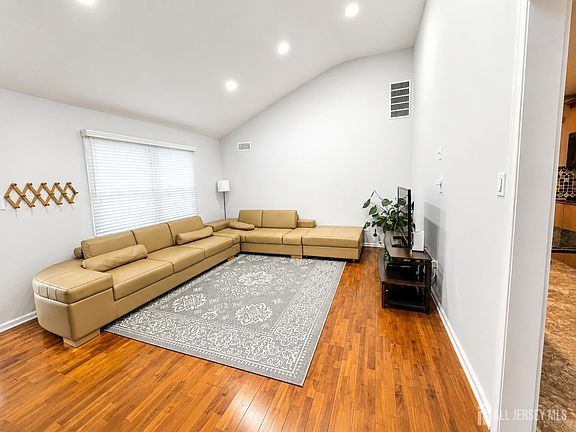 5th image of 3 Netherwood Cir