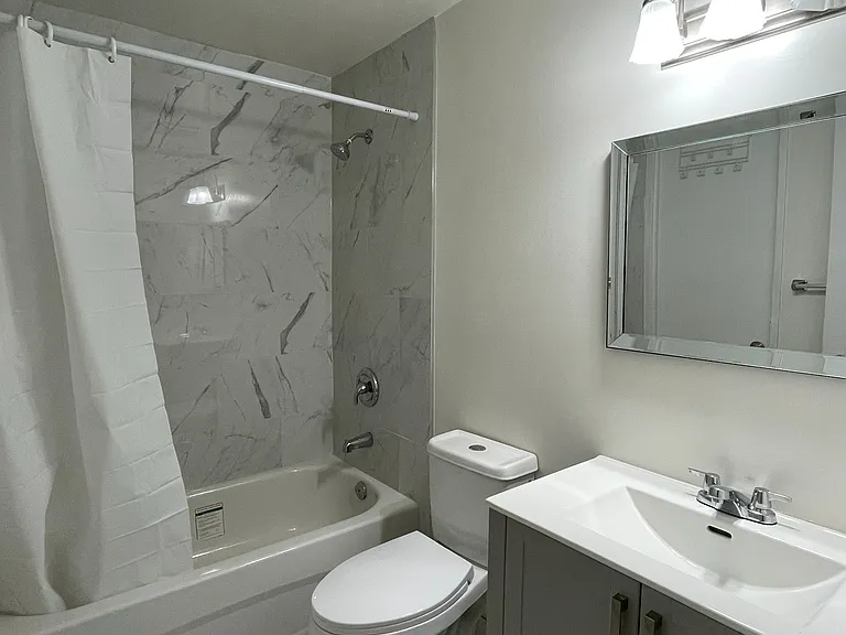 3025 The Credit Woodlands — Photo 2