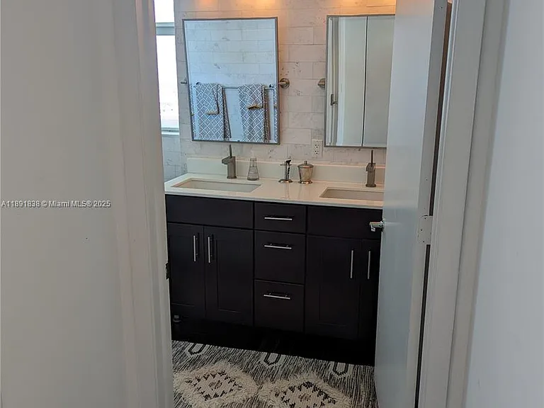 41 SE 5th St #2302 — Photo 17