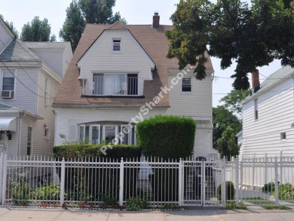 1st image of 10712 142nd St