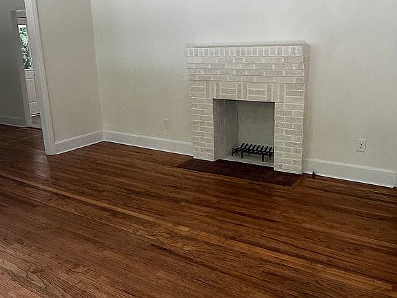 4th image of 110 S Pecan St