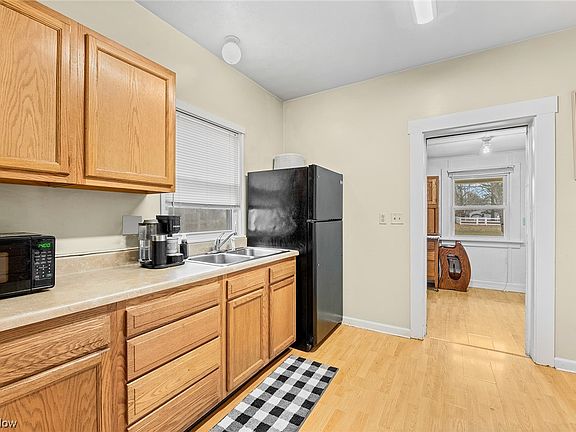 5th image of 808 W Oak St
