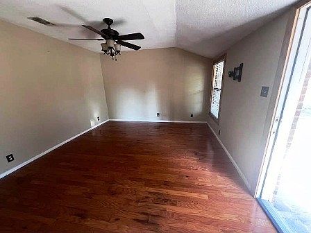 3rd image of 803 W Bells Blvd