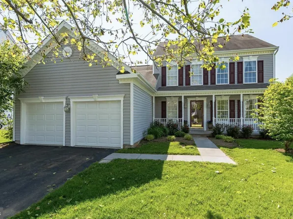 17220 Rosecliff Ct, Round Hill, VA 20141