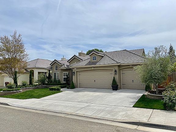 3rd image of 1083 E Olympic Dr