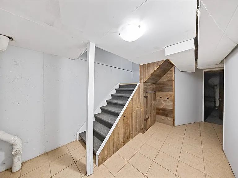 183 Bedford Cres — Photo 19