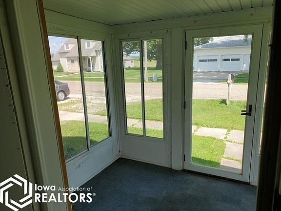4th image of 212 Dewey St