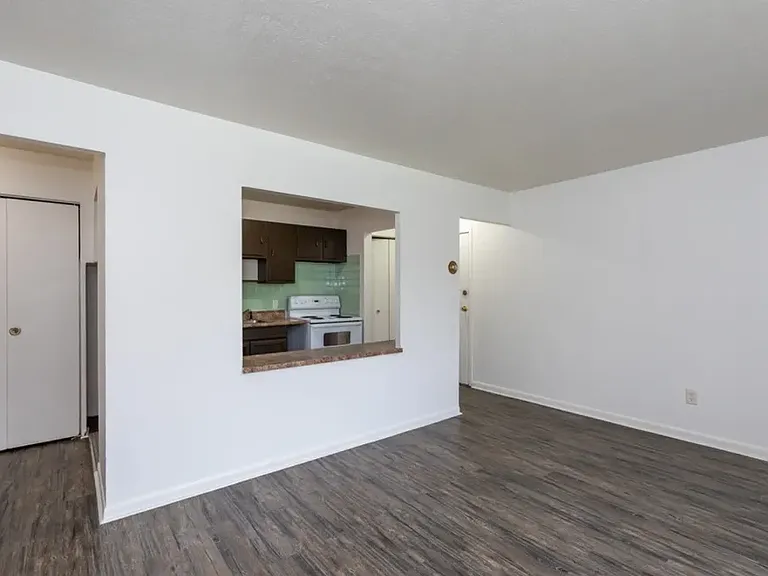 Water's Edge Apartments — Photo 10