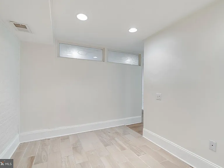 813 Maryland Ave NE — Photo 8