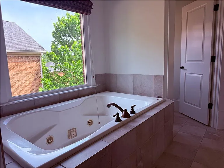 2617 Canterbury Trl NE — Photo 20