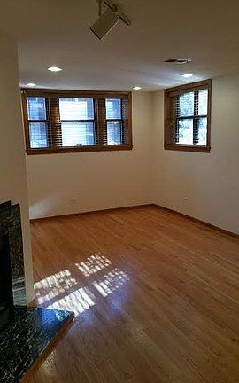 3rd image of 906 W Ainslie St #1W