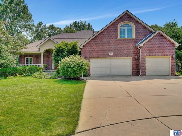 8011 Eastwood Ct, Lincoln, NE 68506