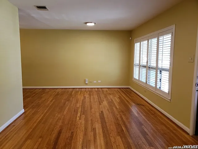 514 Adrian Dr — Photo 6