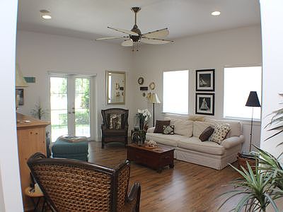 4th image of 880 N Elm St