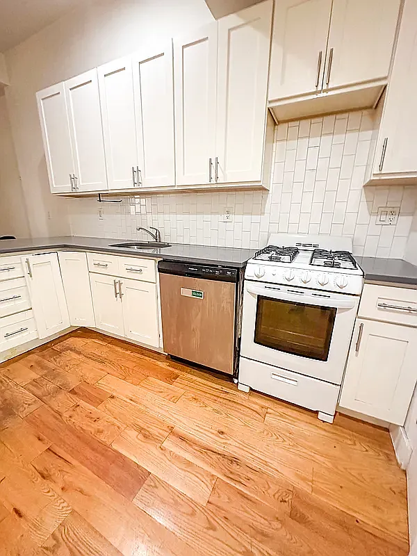 494 Hart Street — Photo 4