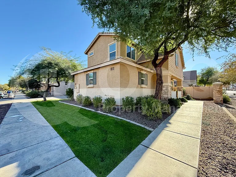 2209 E Pecan Rd — Photo 2
