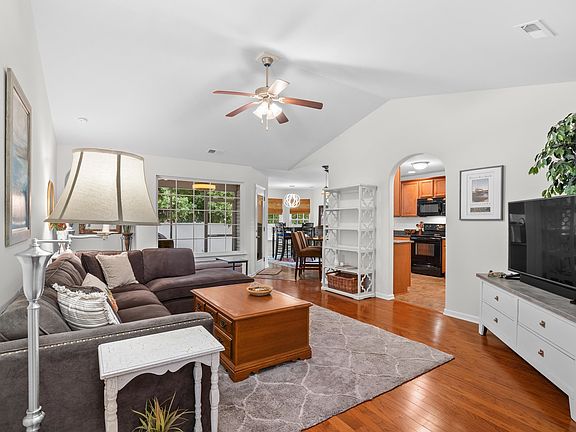 4th image of 110 Clearwater Dr.