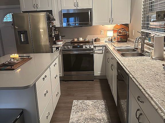 Kitchen with quartz island