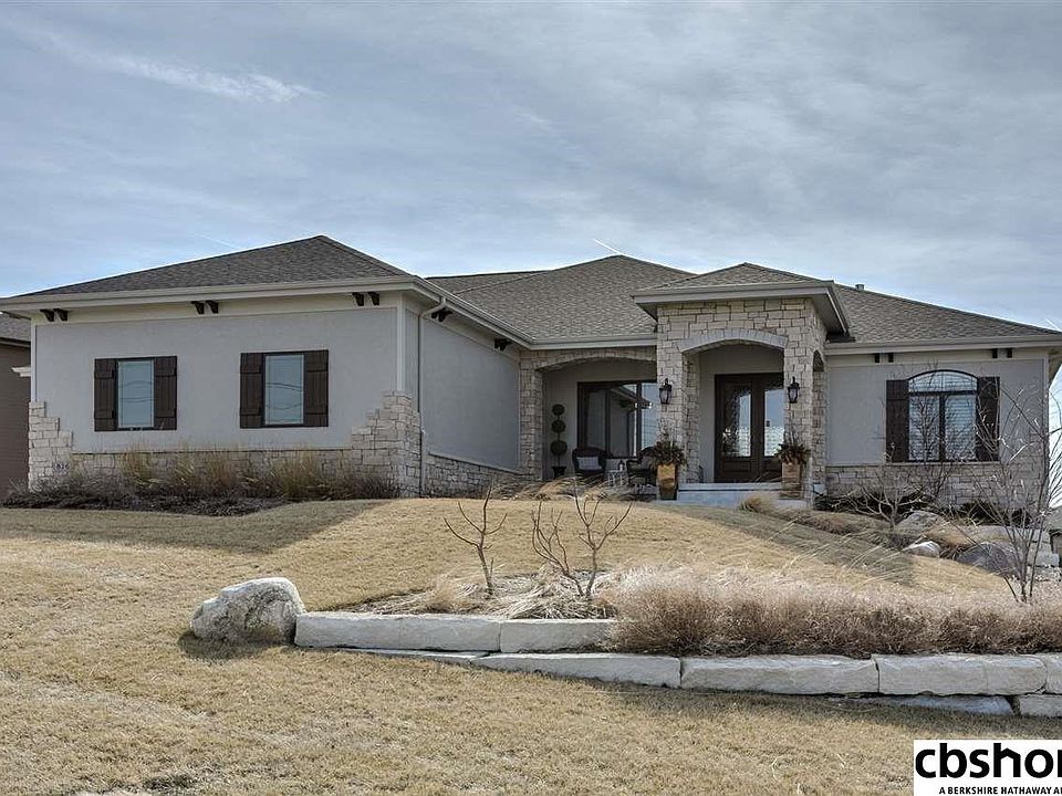 1st image of 826 N 186 Avenue