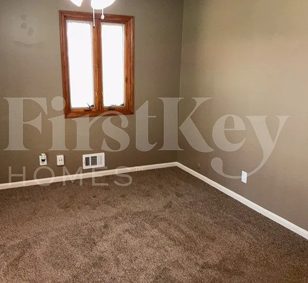 509 SW Victor Dr — Photo 7