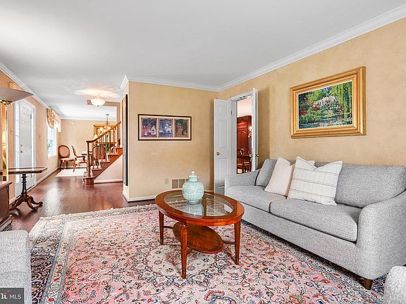 5th image of 127 Cloverly Ln