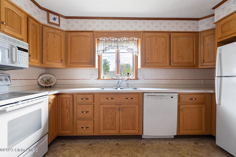 3rd image of 977 Hudson Avenue