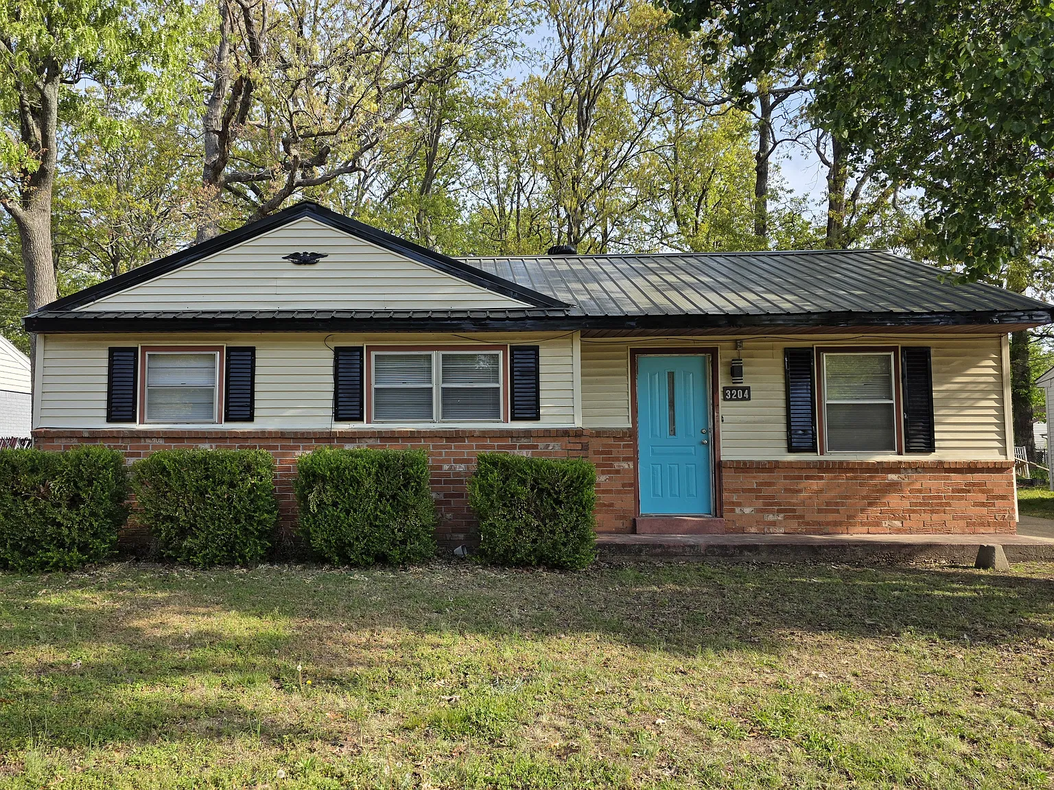 3 bed, 984 sqft, $1,300 — Photo 1