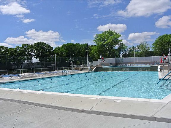 3rd image of 27110 Grand Central Pkwy APT 27A